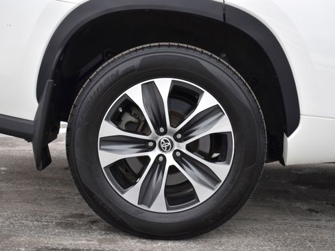 Used 2021 Toyota Highlander XLE image 40