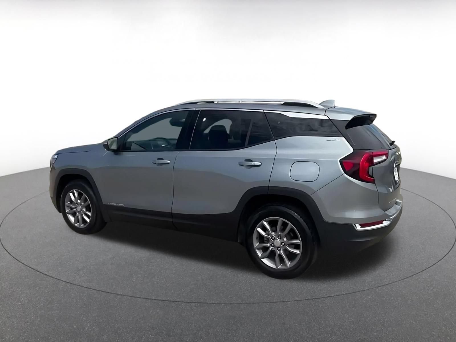 Used 2024 GMC Terrain SLT AWD/4WD image 9
