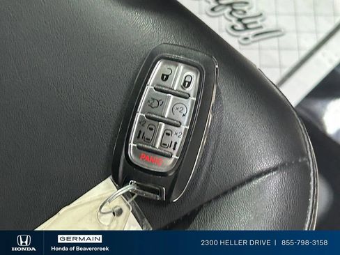 Used 2024 Chrysler Pacifica Limited FWD image 32