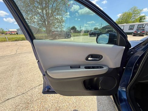 Used 2017 Honda HR-V LX image 10