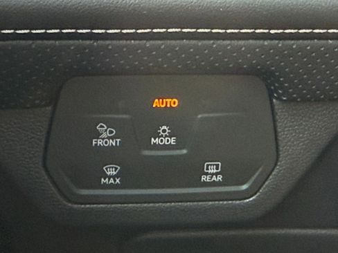 Used 2025 Volkswagen Atlas Cross Sport SE AWD/4WD image 35