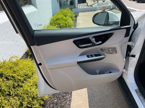 Used 2025 Mercedes-Benz GLC 300 4MATIC image 13