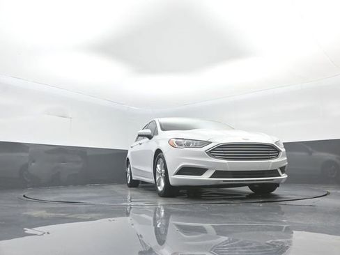 Certified 2018 Ford Fusion SE FWD image 32