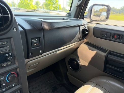 Used 2005 HUMMER H2 SUT w/ Preferred Equipment Group AWD/4WD image 17
