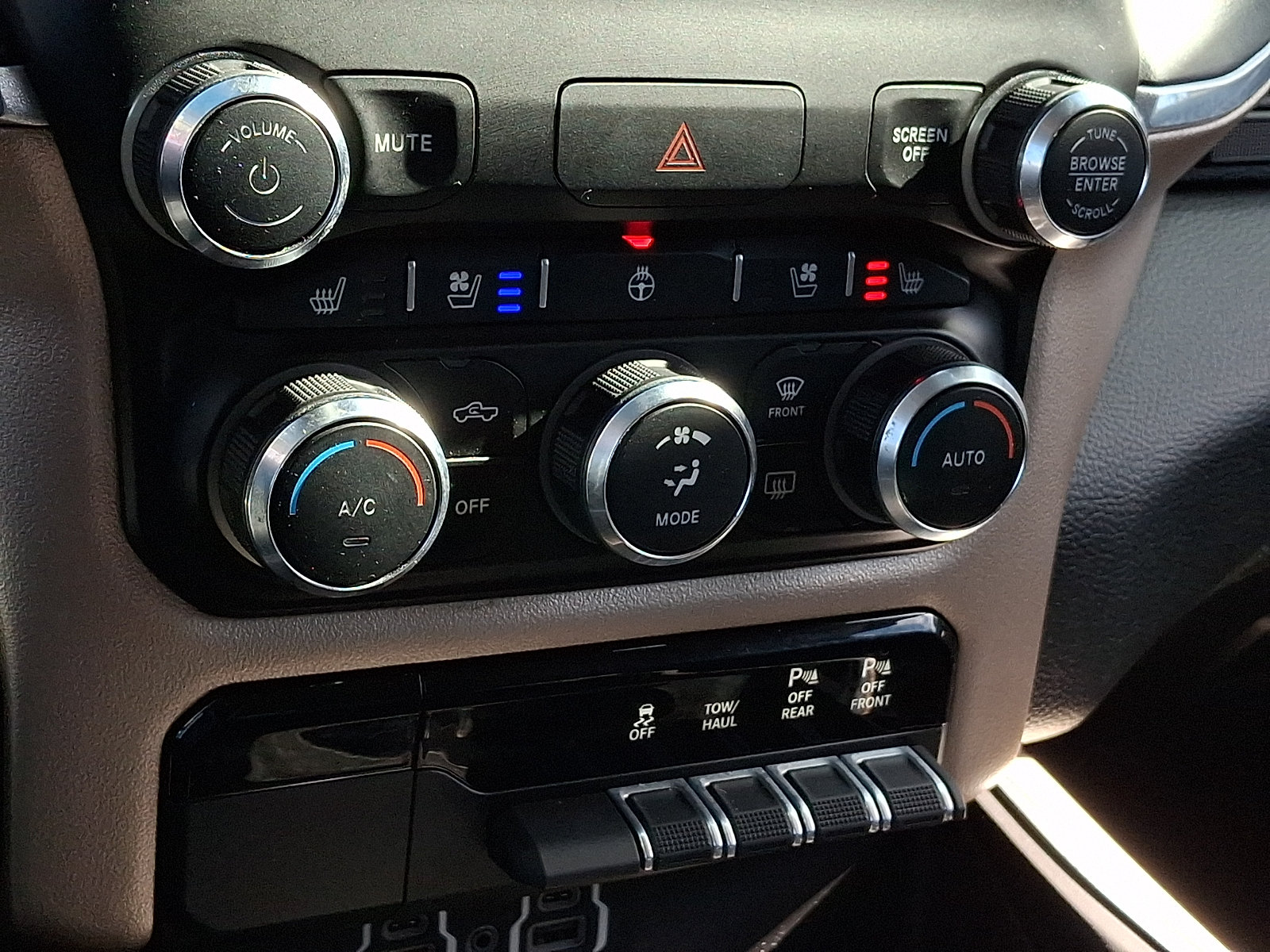 Used 2020 RAM 1500 Laramie AWD/4WD image 14