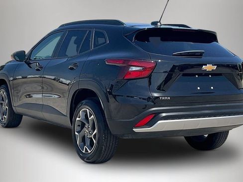 Used 2025 Chevrolet Trax LT FWD image 4