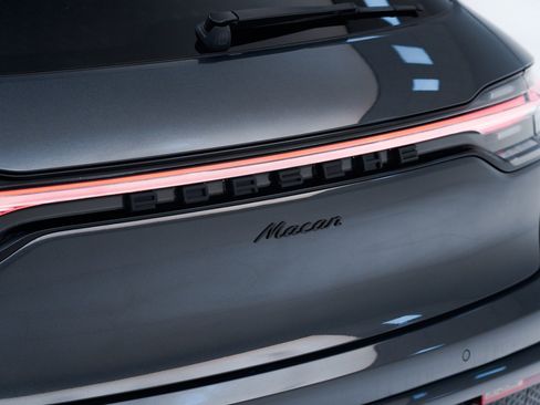 Certified 2025 Porsche Macan AWD/4WD image 12