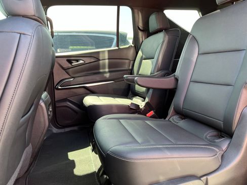 Used 2025 Chevrolet Traverse LT FWD image 12