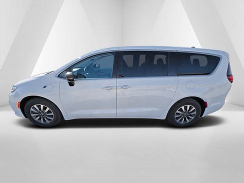 Used 2024 Chrysler Pacifica Select image 4