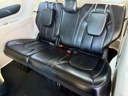 Used 2024 Chrysler Pacifica Select image 29