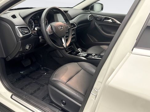 Used 2018 INFINITI QX30 Premium w/ Navigation Package AWD/4WD image 10