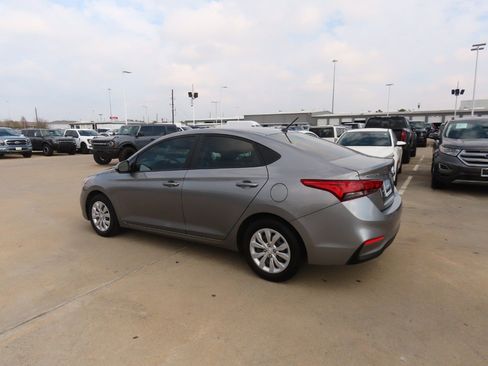 Used 2022 Hyundai Accent SE image 12