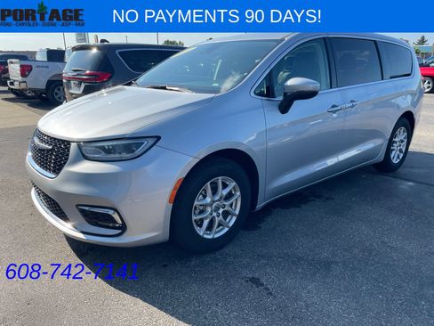 Used 2023 Chrysler Pacifica Touring-L FWD image 3