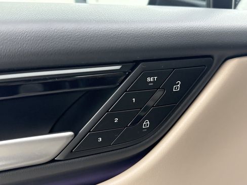 Certified 2025 Porsche Macan Electric image 12