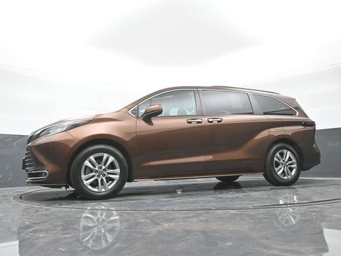 Used 2022 Toyota Sienna XLE image 42
