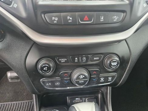 Used 2017 Jeep Cherokee Overland w/ Technology Group image 17