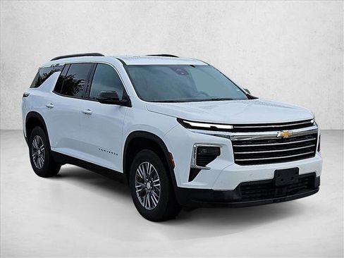Used 2026 Chevrolet Traverse LT FWD image 3