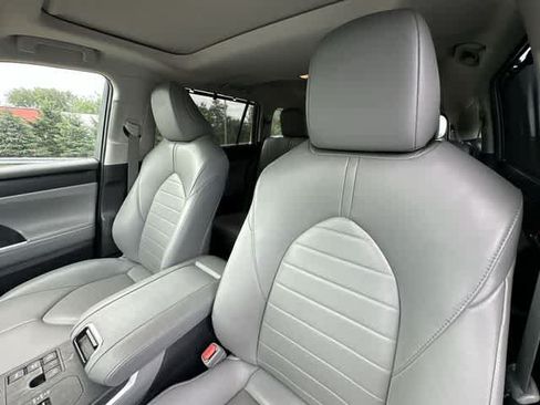 Used 2023 Toyota Highlander XLE AWD/4WD image 16