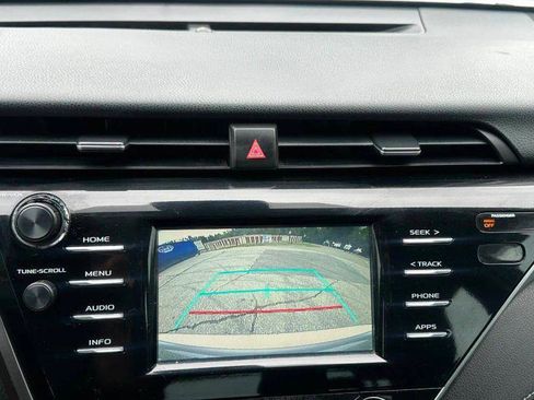 Used 2018 Toyota Camry SE FWD image 13