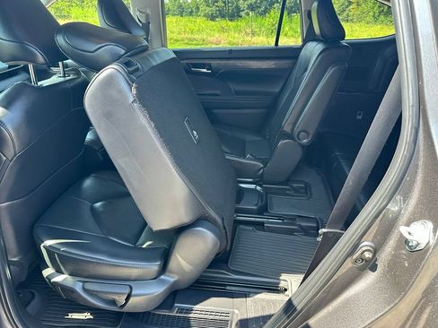 Used 2024 Toyota Highlander Platinum AWD/4WD image 30