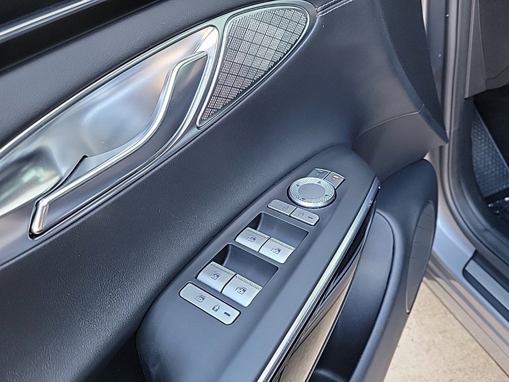 Used 2025 Genesis GV70 2.5T AWD/4WD image 32