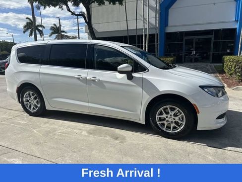 Used 2023 Chrysler Voyager LX image 34