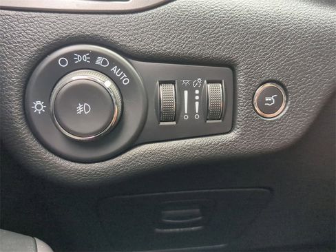 Used 2022 Jeep Cherokee Limited image 26