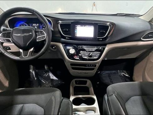 Used 2022 Chrysler Voyager LX image 7