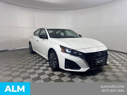 Used 2025 Nissan Altima 2.5 SV FWD image 3