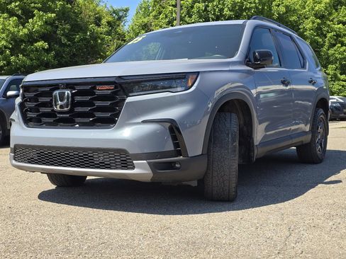 Used 2025 Honda Pilot TrailSport image 12