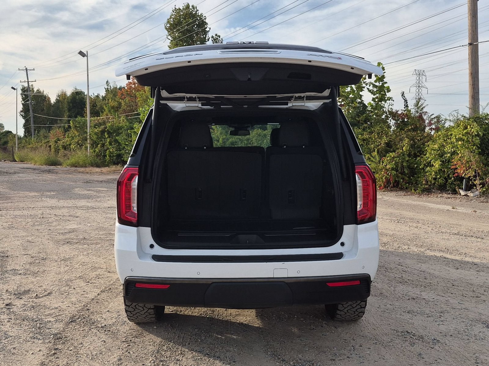 Used 2023 GMC Yukon AT4 w/ LPO, Floor Liner Package AWD/4WD image 4