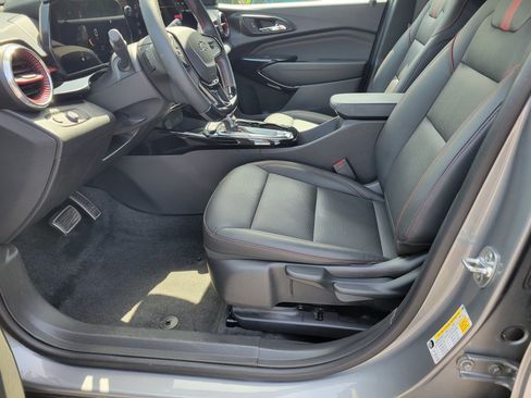 Used 2025 Chevrolet Trax RS w/ Sunroof Package FWD image 28