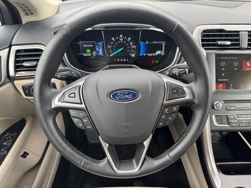 Used 2018 Ford Fusion SE w/ Equipment Group 602A FWD image 9