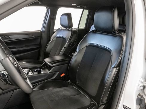 Certified 2024 Jeep Grand Cherokee Altitude AWD/4WD image 9