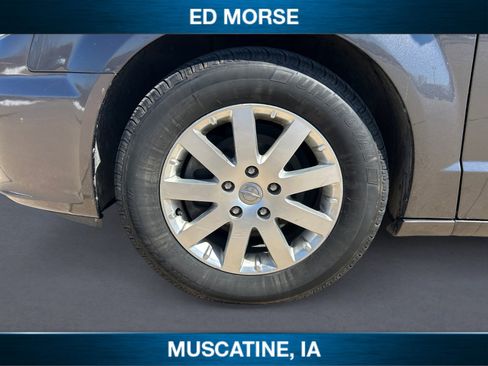 Used 2016 Chrysler Town & Country Touring image 14