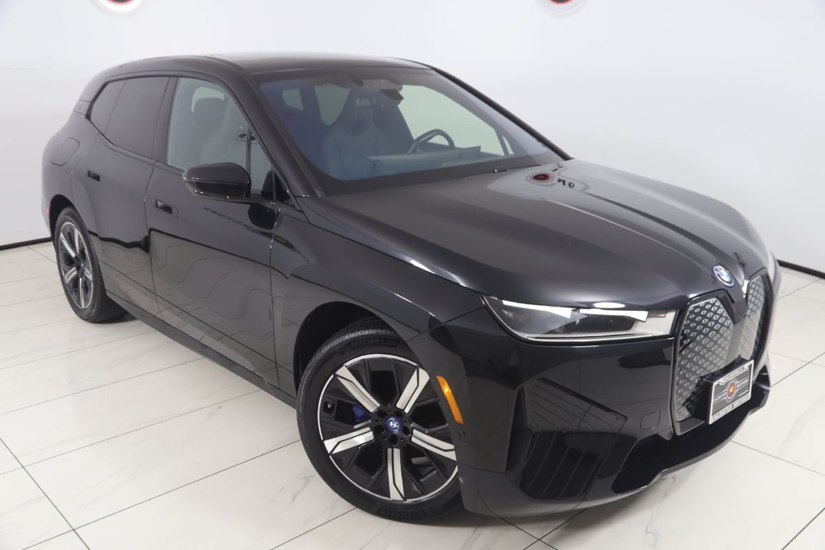 Used 2024 BMW iX xDrive50 w/ Sport Package AWD/4WD image 17