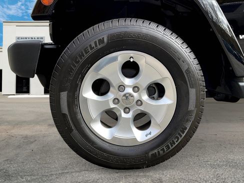 Used 2015 Jeep Wrangler Unlimited Sahara image 8