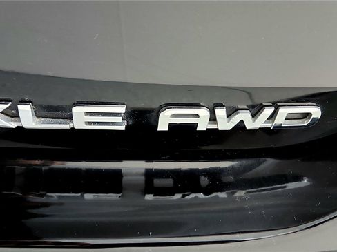 Used 2024 Toyota Highlander XLE image 14