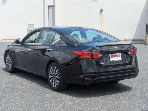 Used 2024 Nissan Altima 2.5 SV FWD image 6