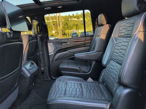 Used 2022 Cadillac Escalade ESV Sport Platinum AWD/4WD image 18