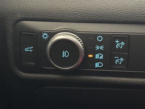 Used 2022 Ford Explorer XLT w/ Equipment Group 202A image 19