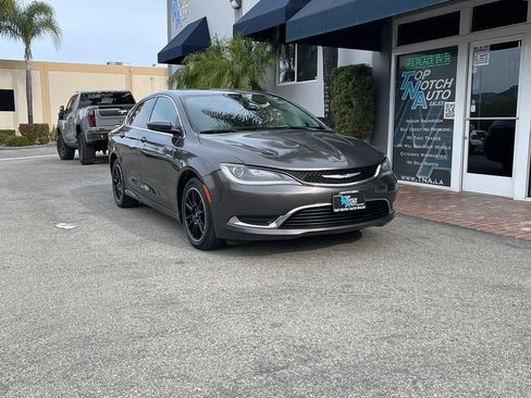 Used 2015 Chrysler 200 Limited w/ Convenience Group image 3