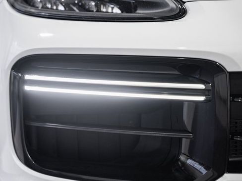 Used 2021 Porsche Cayenne Turbo image 11