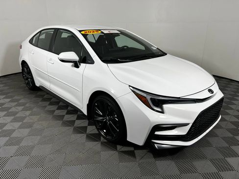 Certified 2025 Toyota Corolla SE image 3