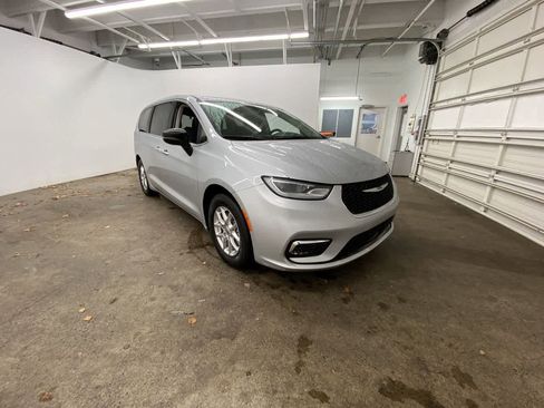 Used 2024 Chrysler Pacifica Touring-L image 8