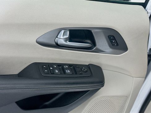 Used 2024 Chrysler Pacifica Touring-L image 15