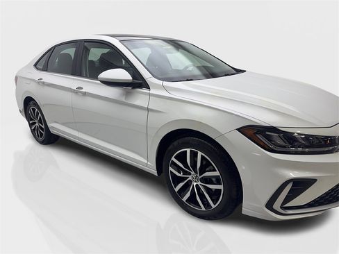 Used 2025 Volkswagen Jetta SE w/ Sunroof Package image 12