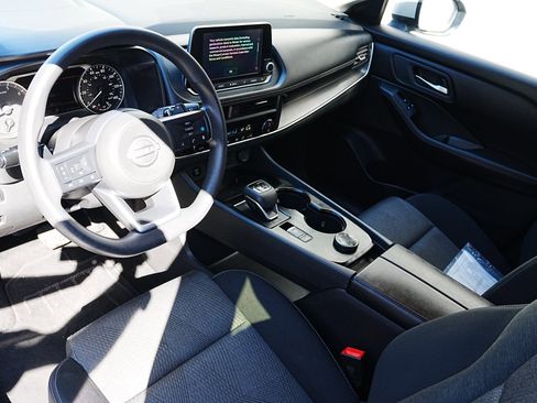 Used 2024 Nissan Rogue SV image 8