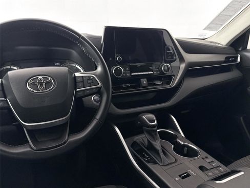 Certified 2023 Toyota Highlander LE image 32