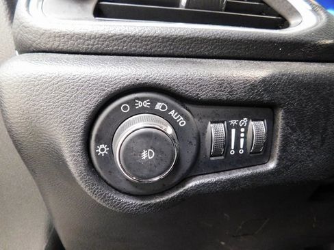 Used 2025 Chrysler Pacifica Limited image 23